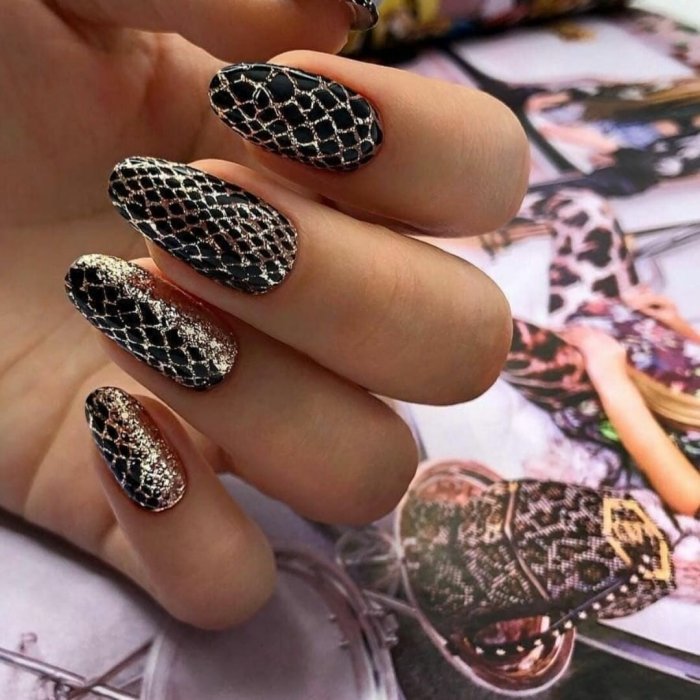 Новогодний маникюр 2021