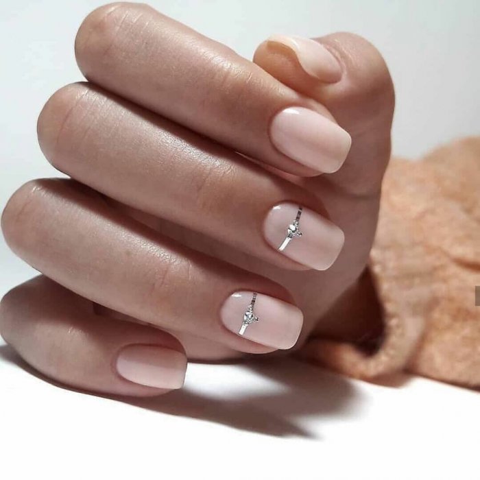 Стильный блестящий маникюр 2020