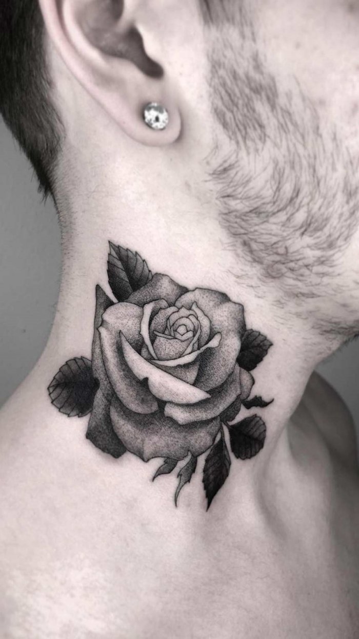 тату роза на шее