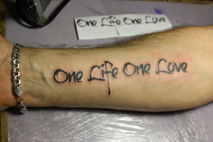 мужские тату надписи на руке