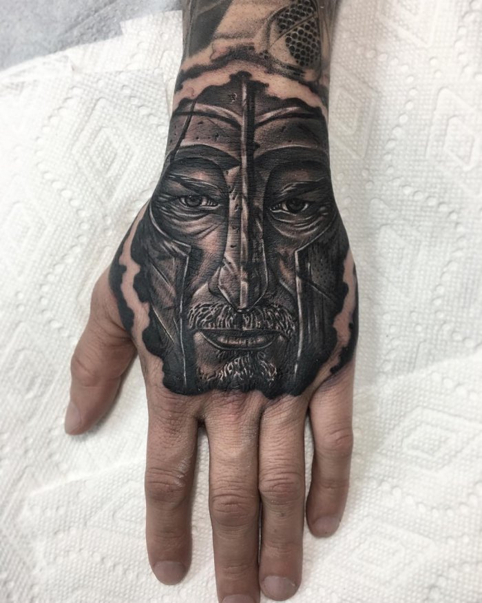 на кисти тату