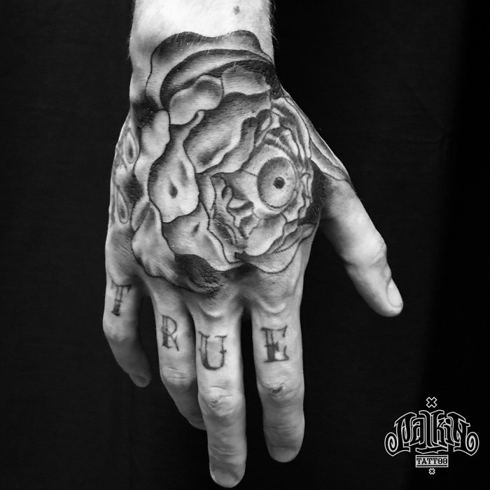 татуировки на кисти