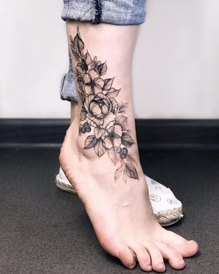 на ноге тату