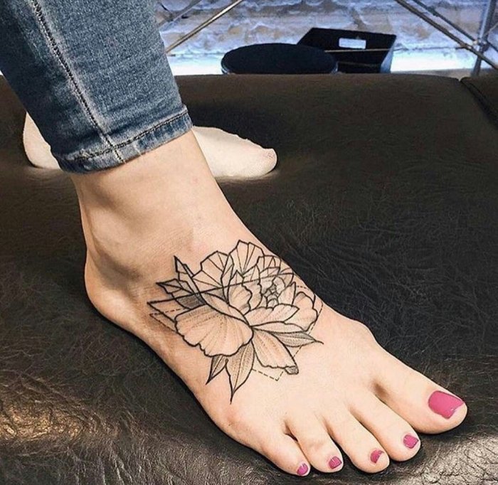тату на стопе для девушек