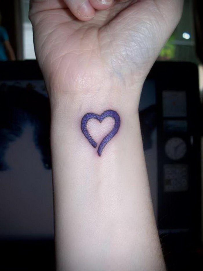тату на запястье сердечко
