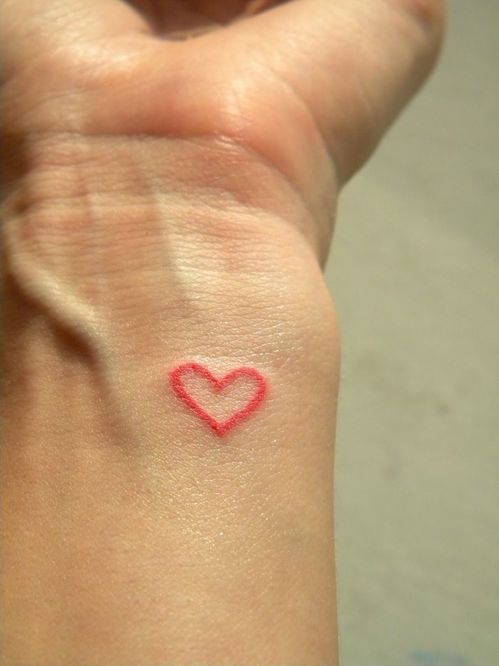 тату сердце на запястье