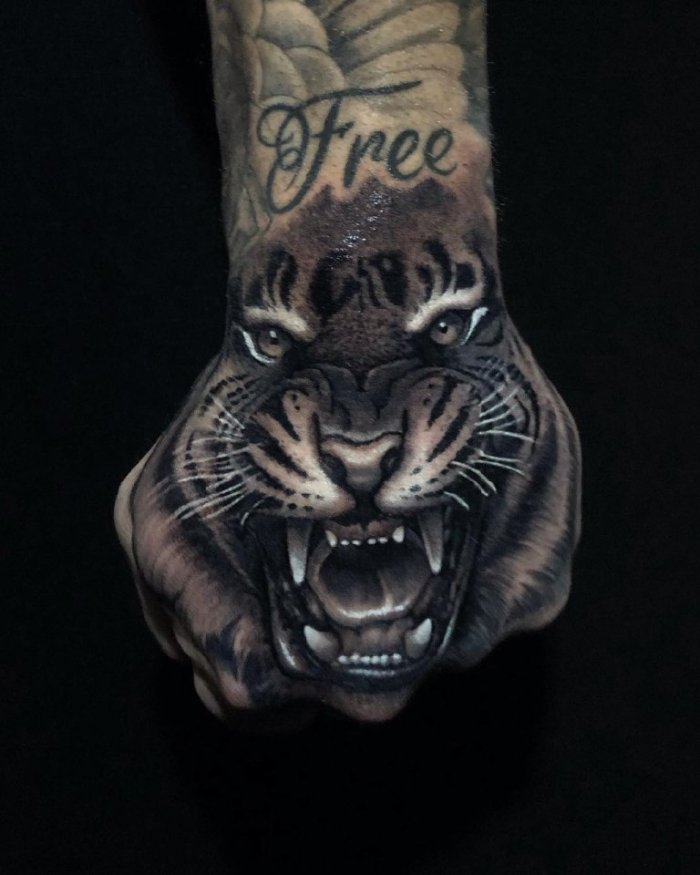 оскал тигра на кисти