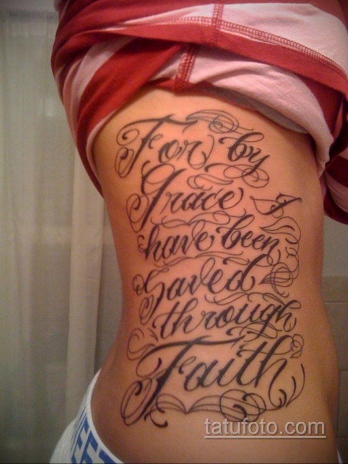 тату надпись на боку