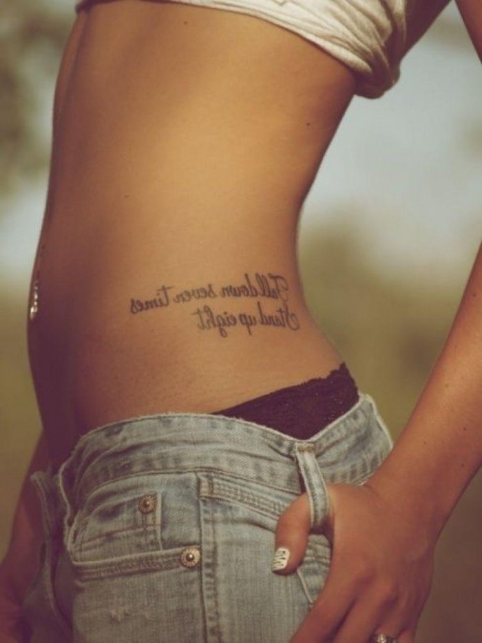 татуировки для девушек маленькие надписи