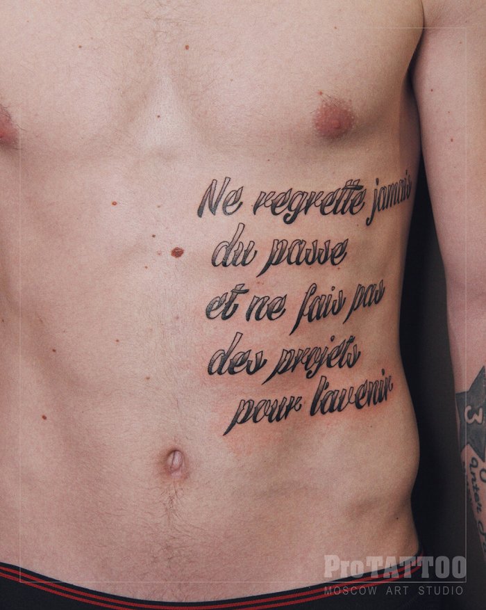 татуировки на ребрах мужские надписи