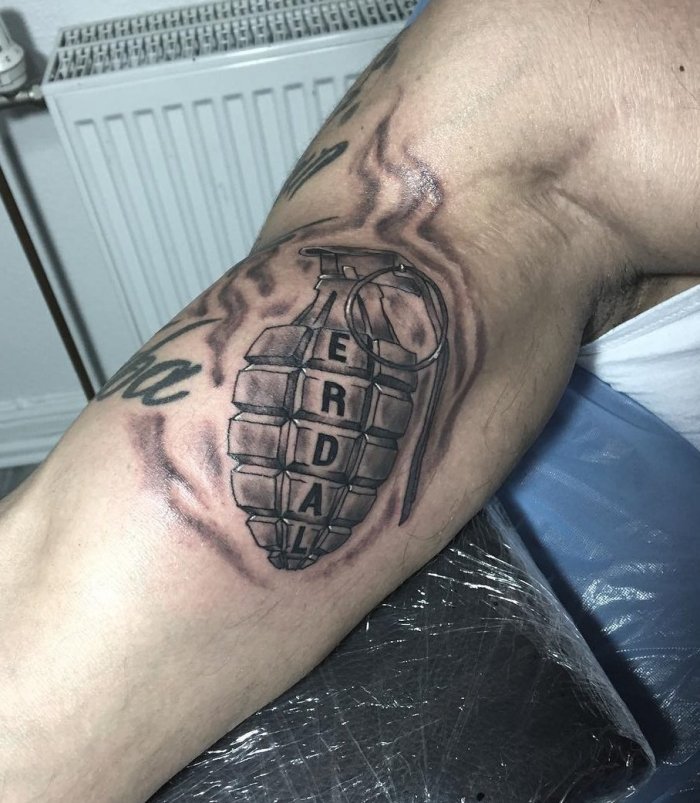 тату граната на руке