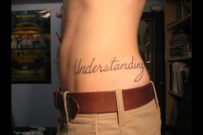 тату надписи на животе
