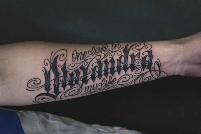 мужские тату надписи на руке