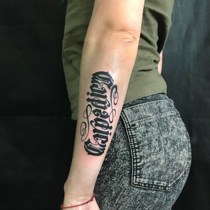 тату надпись на предплечье