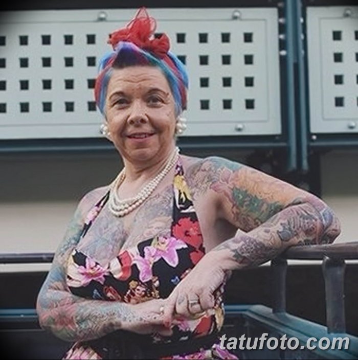 красивая бабуля с тату