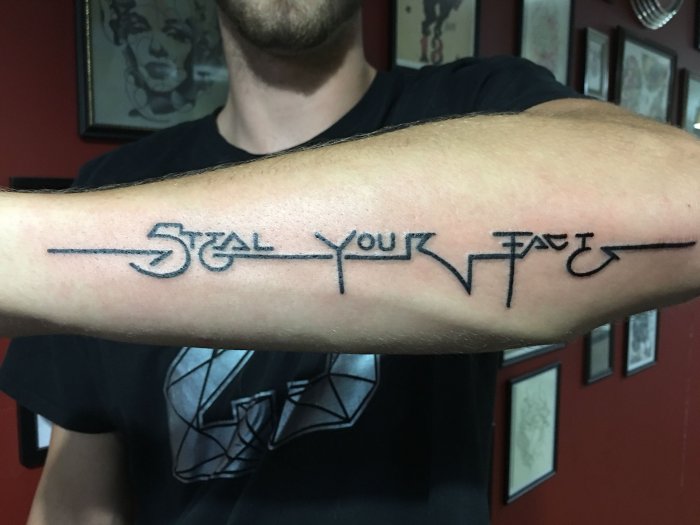 татуировки надписи