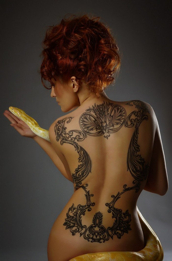 женские татуировки на спине