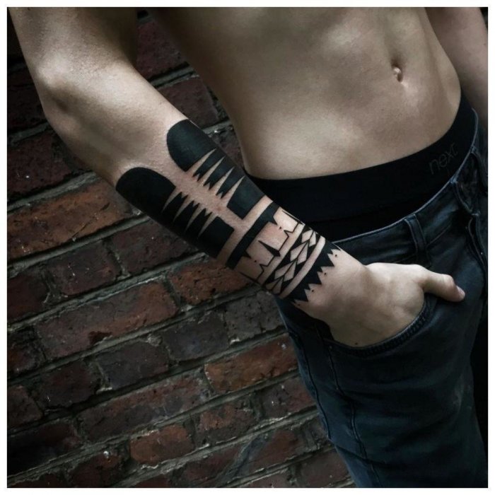 блэкворк на предплечье