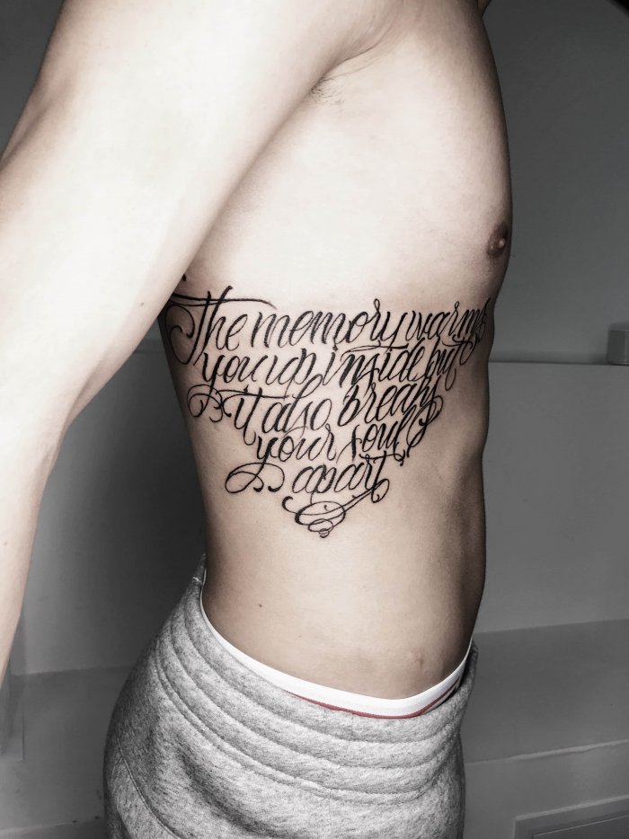 тату надпись на ребрах