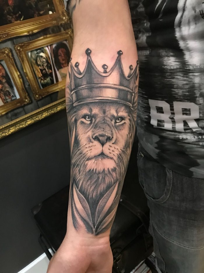 тату лев с короной