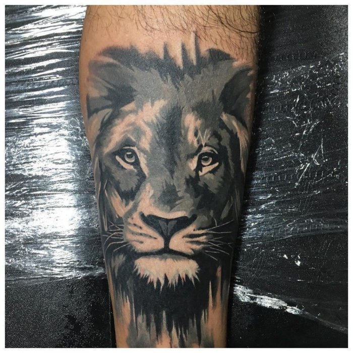 татуировка льва на предплечье