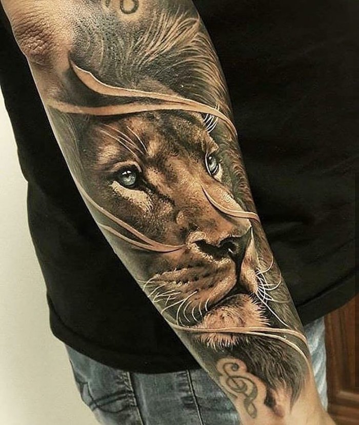 тату львица на руке