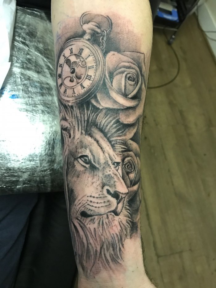 тату лев в стиле реализм