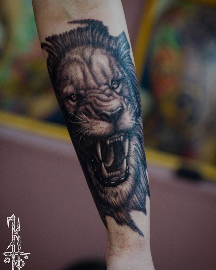 тату лев на предплечье