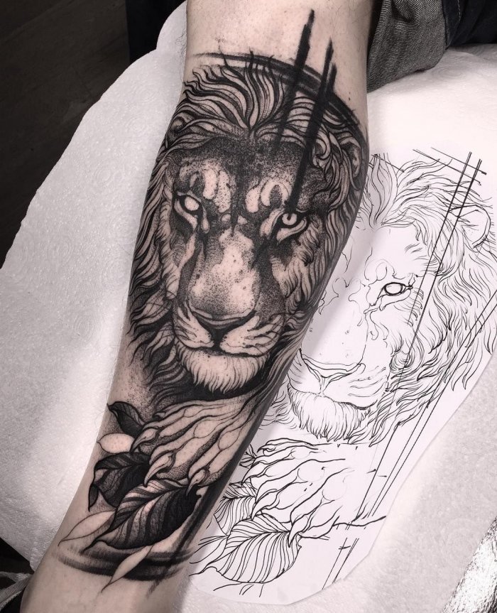 тату лев на предплечье