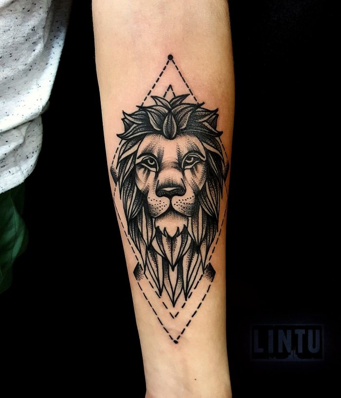 тату лев на предплечье