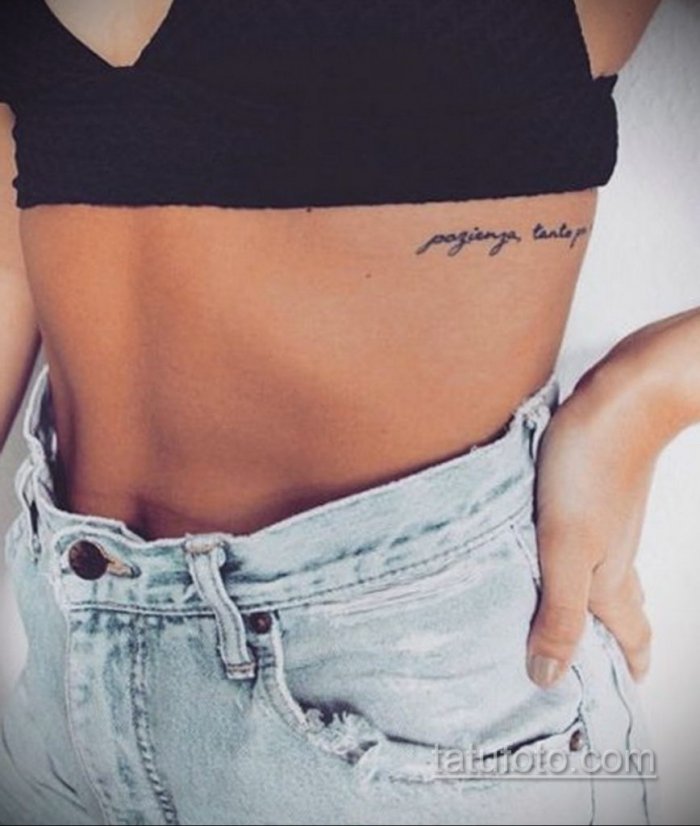 тату надписи для девушек на ребрах