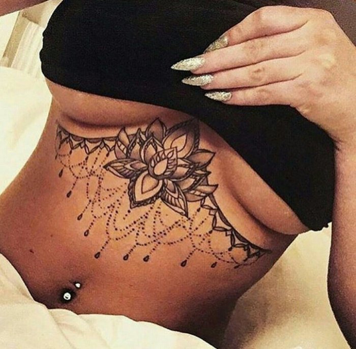 под грудью тату