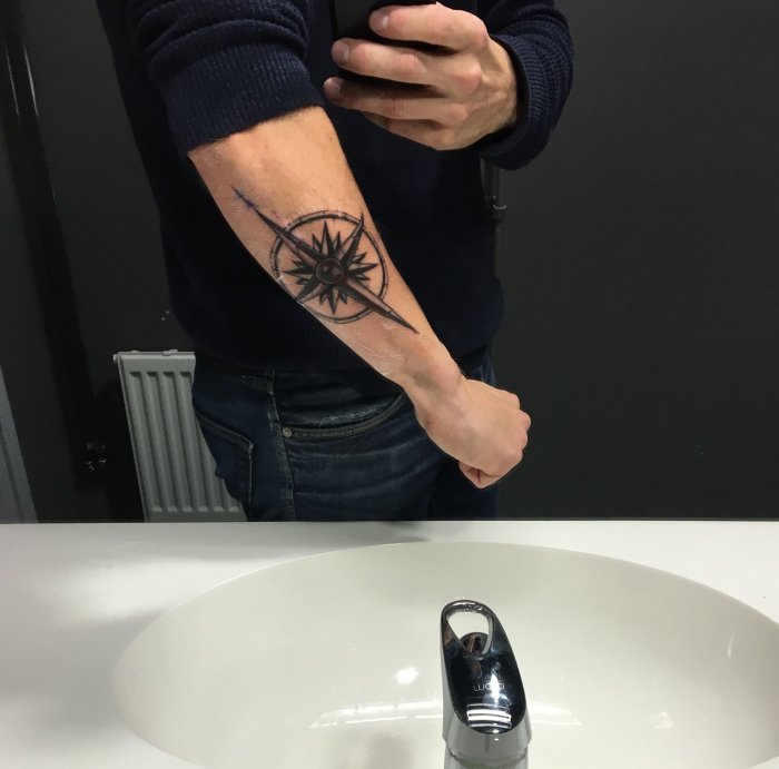 мужское тату на предплечье