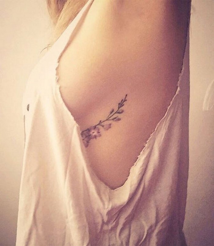 тату на ребрах