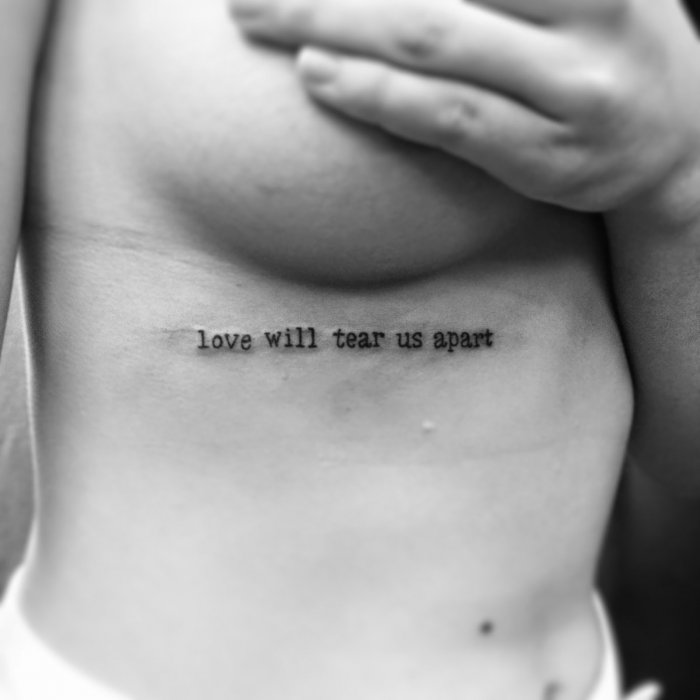 татуировки под грудью