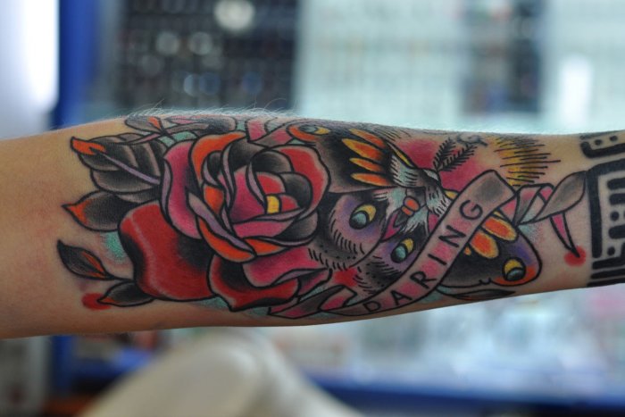 цветные тату на руке