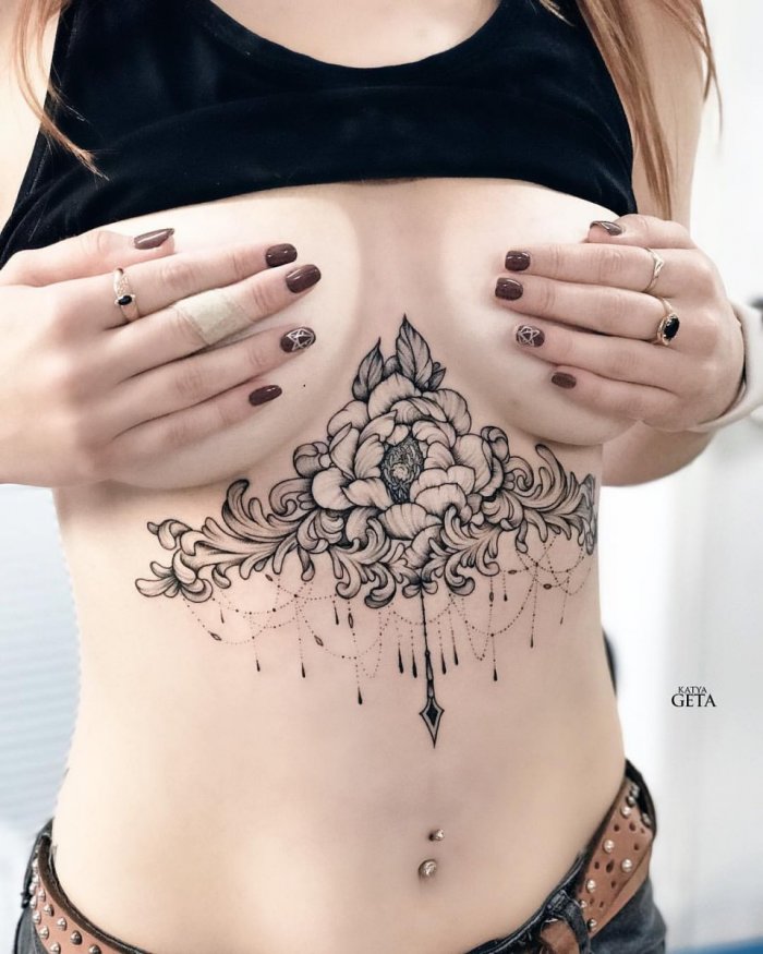 татуировки под грудью