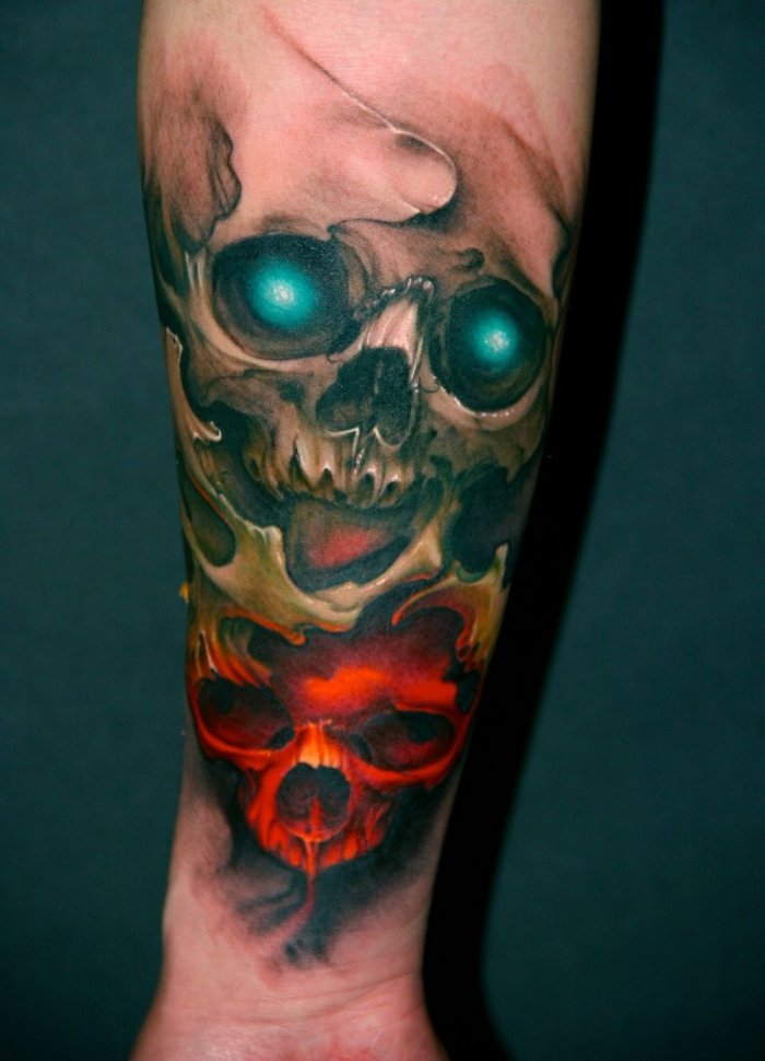 череп на предплечье