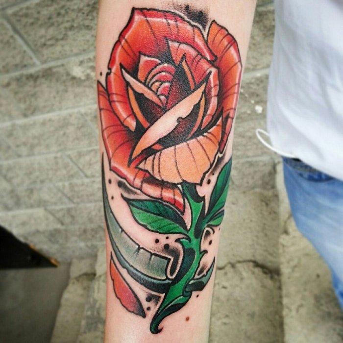 тату на предплечье цветные