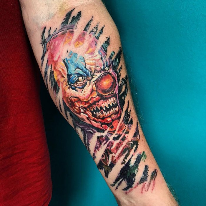 яркие тату на предплечье