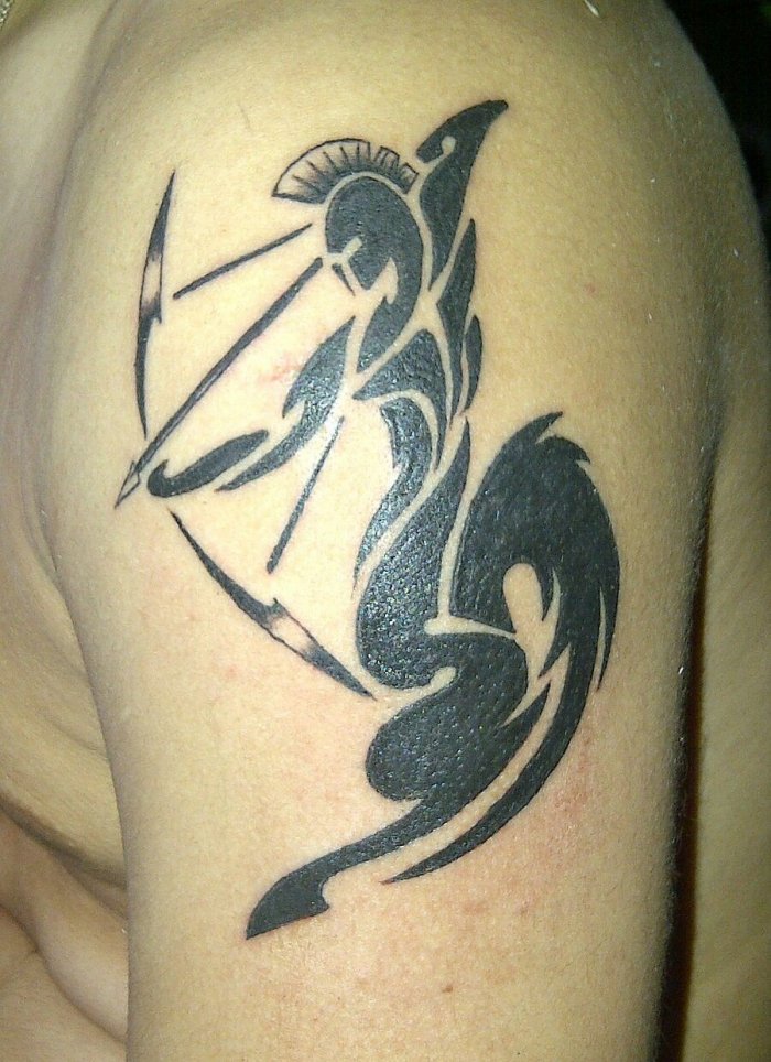 тату стрелец на плече