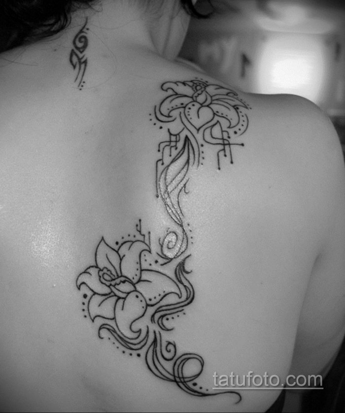 тату мехенди на лопатке