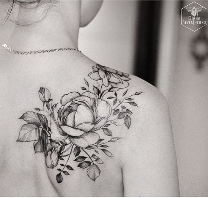 тату цветок черно белые на лопатке