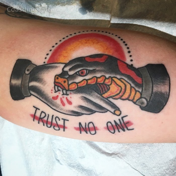 Trust no one тату