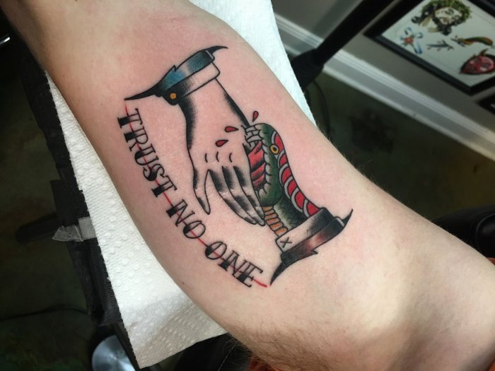 Trust no one тату