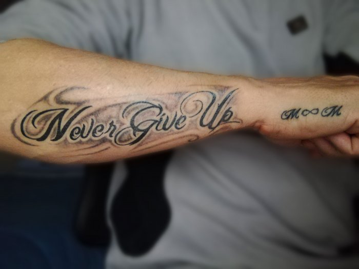 Никогда не сдавайся тату на руке
