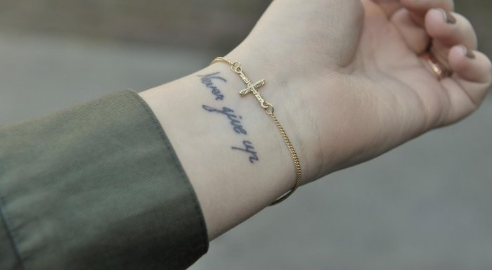 Татуировки на запястье для девушек никогда не сдавайся