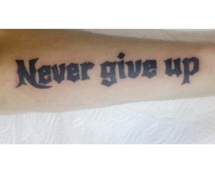 Тату надпись никогда не сдавайся