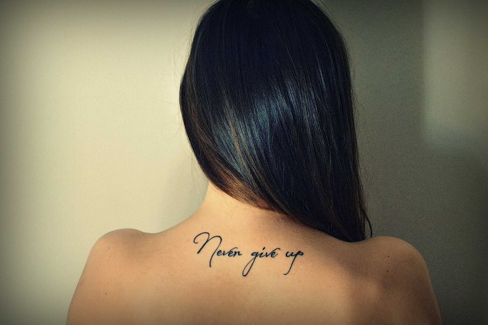 Татуировки для девушек на спине надписи