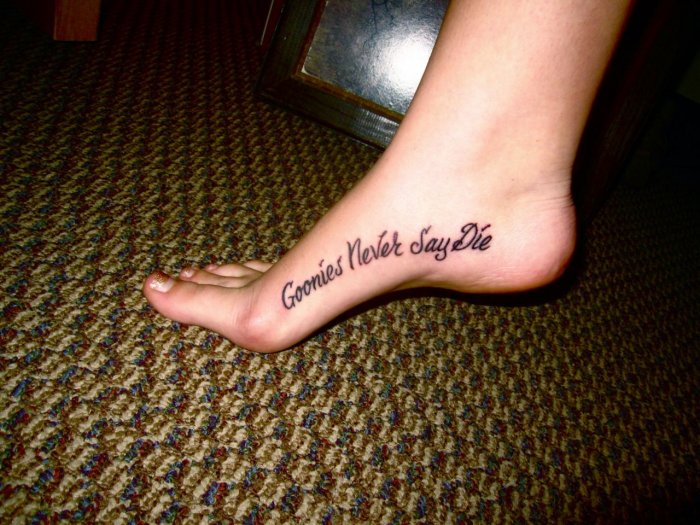 Тату never give up на ступне